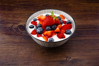 草莓和黑莓的棕色的桌子
